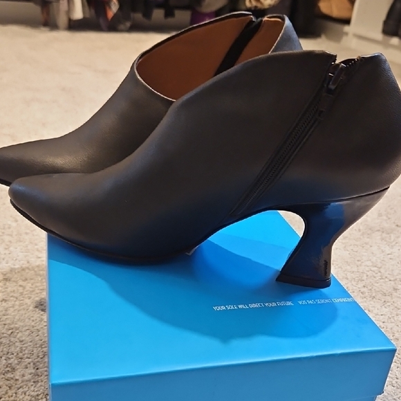 John Fluevog Black Heeled Ankle Boots - Picture 1 of 4